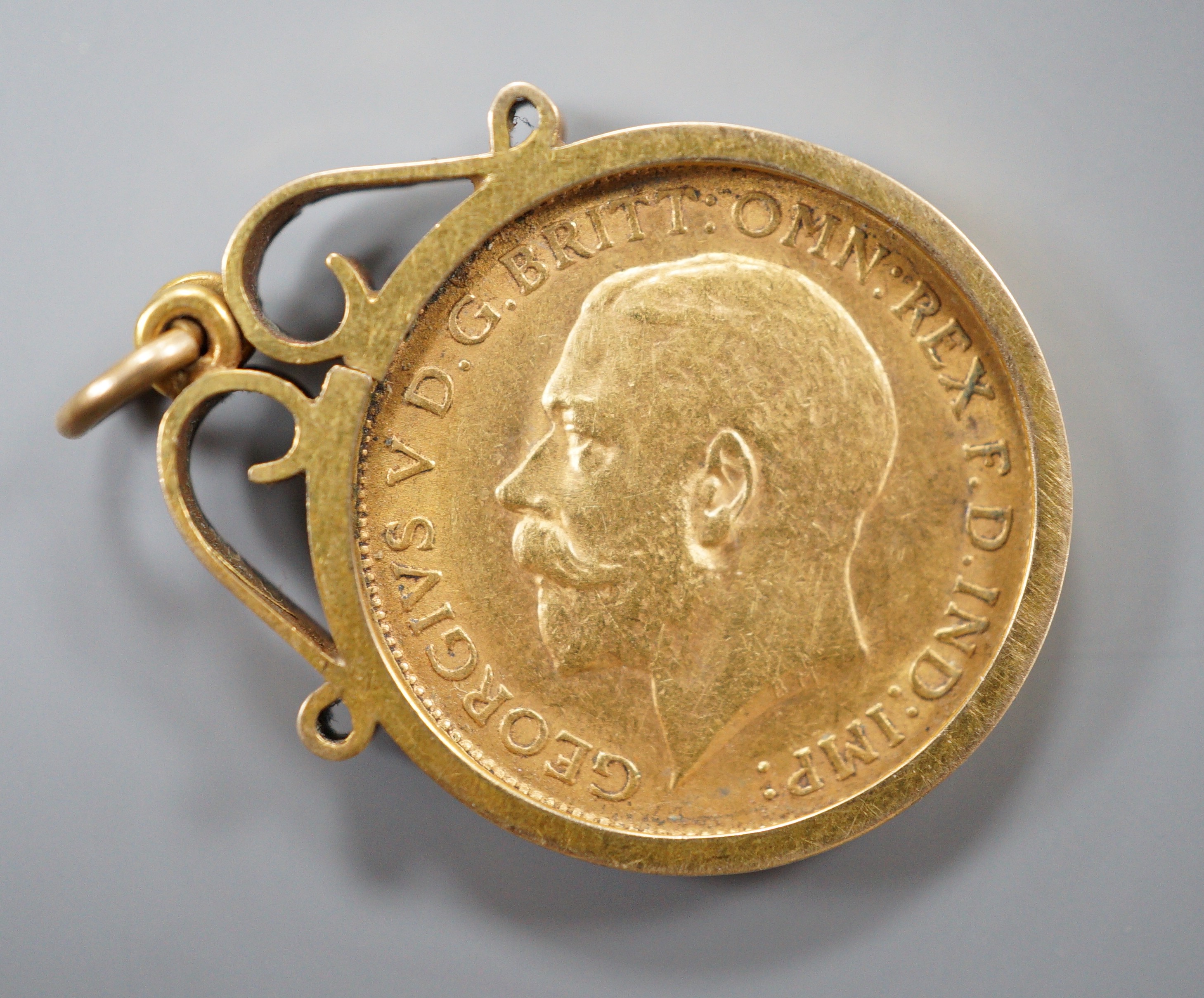 A George V 1911 gold half sovereign, now in 9ct gold pendant mount, gross 5.5 grams.